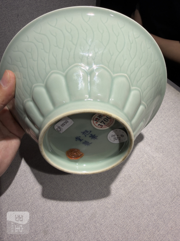 清乾隆 旭华堂款粉青釉荷叶碗 - 图8